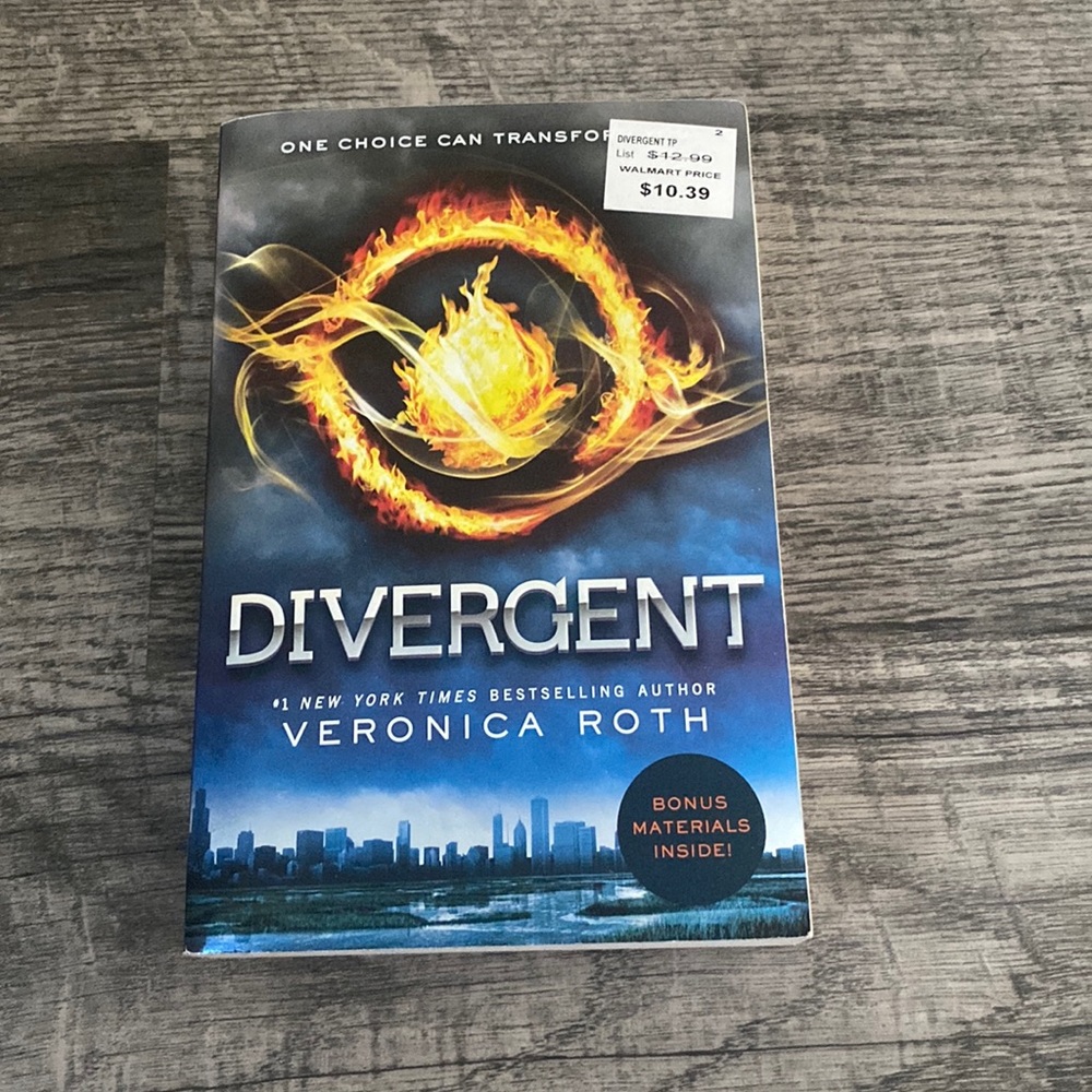 Divergent (book) by Veronica Roth